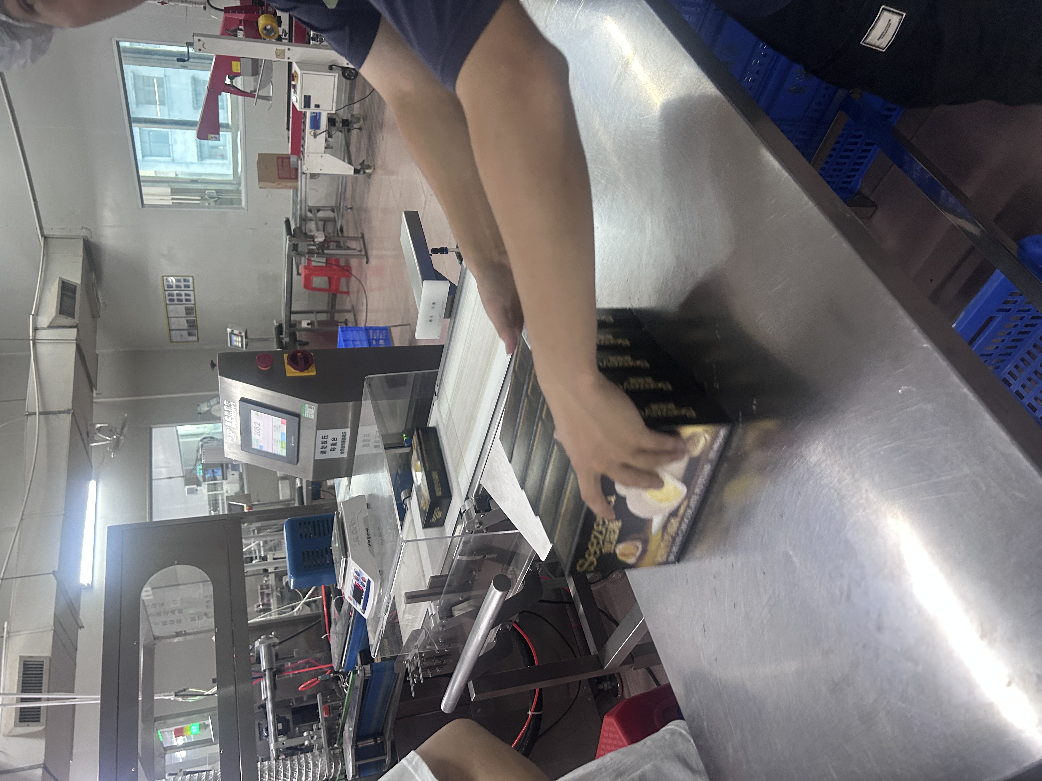 連新食品金屬檢測、食品自動重量識別機客戶使用現場